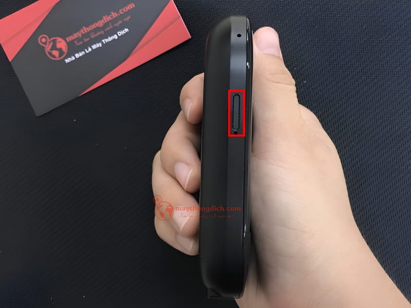Lắp sim vào khe để sim để sử dụng 4G của máy travis touch plus