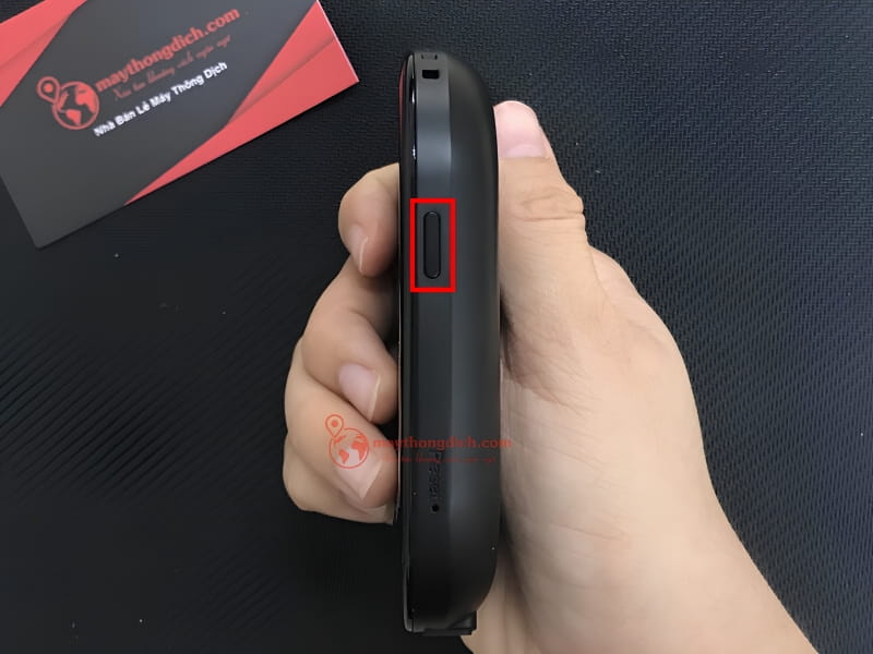 Nhấn nút nguồn giữ để khởi động máy travis touch plus