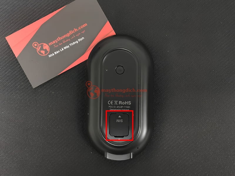 Lắp sim vào máy phiên dịch Travis One