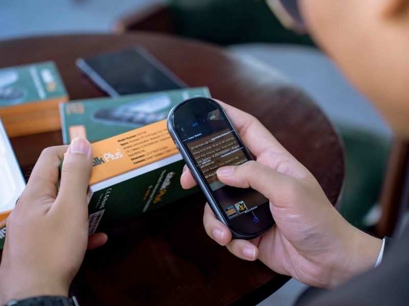 Cận cảnh máy phiên dịch ATalk chính hãng