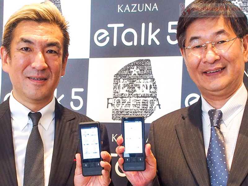 Doanh nhân người Nhật sử dụng máy phiên dịch Kazuna eTalk5