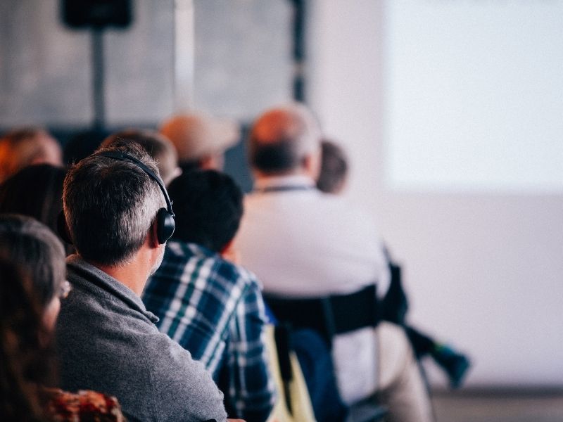 Phân biệt máy phiên dịch tai nghe hội nghị